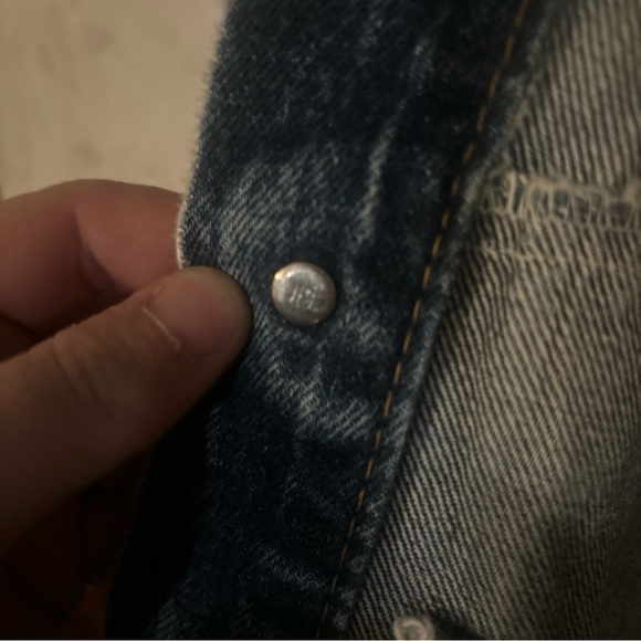 1988 Levi jacket with extra wear. Measures to a medium but would fit loosely - Picture 7 of 10